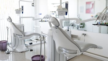 Clean-dentist-office-with-empty-chairs